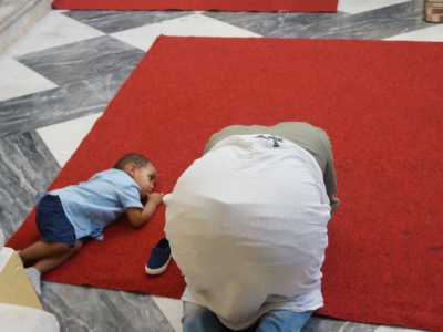 Tutti, anche i bambini, si prostrano quindi a terra in preghiera 